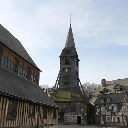 Julianne Place Sainte Catherine